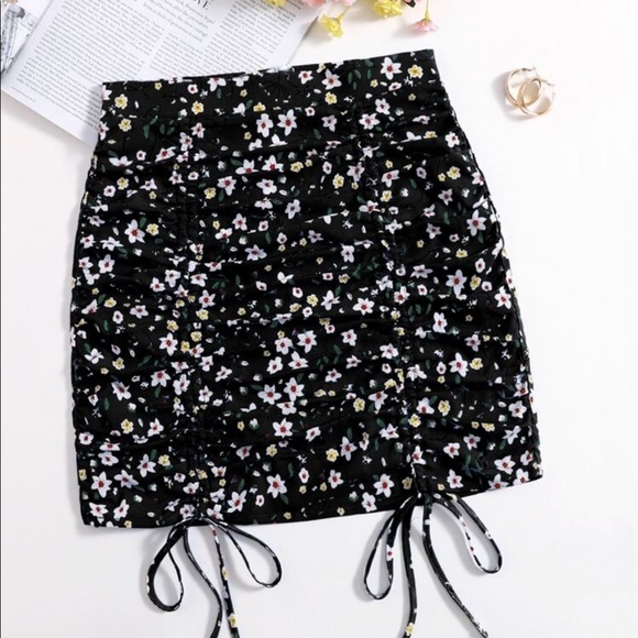 Black floral skirt. Scrunches up size (xs) from shein - Picture 6 of 6